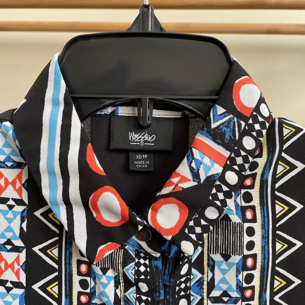 SLEEVELESS BUTTON UP TOP - Picture 3 of 3